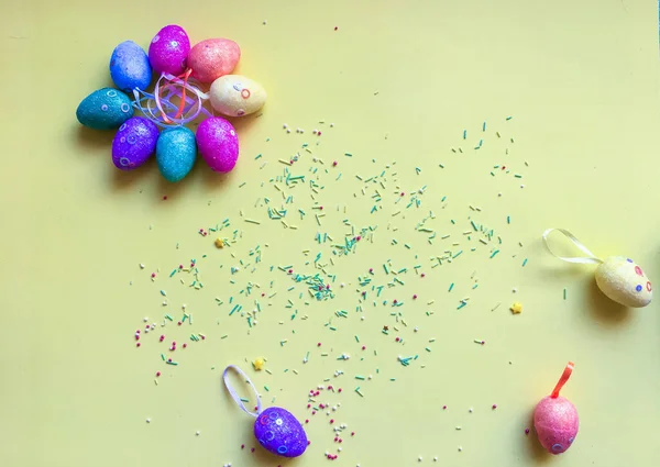Huevos Coloridos Fondo Color Simbolizan Alegría Hippiedad Las Grandes Vacaciones — Foto de Stock