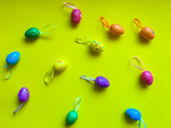 Bunte Eier Auf Farbigem Hintergrund Symbolisieren Freude Und Hippie Des — Stockfoto