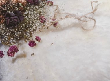 Kuru çiçekler, yün bir iple.