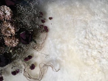 Kuru çiçekler, yün bir iple.