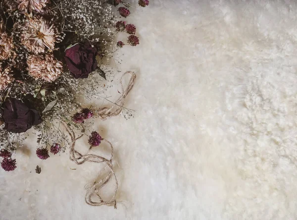 Fleurs Sèches Avec Une Corde Sur Une Laine Photos De Stock Libres De Droits