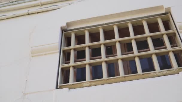 Товсті металеві бруси в'язничне вікно, крупним планом — стокове відео