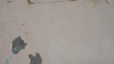 Hapishane hücresi pencereli bina duvarı, kapatın. Kamera yavaşça yükseliyor.