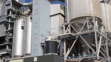 Çöp toplama tesisinde çöp yakma ve işleme konteynerleri