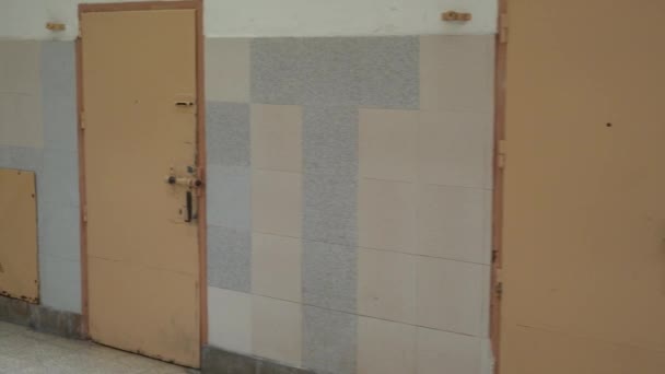 Puertas de la celda de la prisión, vista desde el pasillo . — Vídeos de Stock