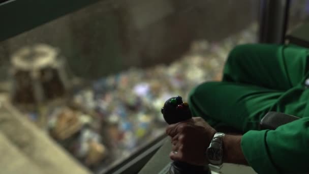 Ręka mans na joysticku manipulatora w zakładzie recyklingu odpadów — Wideo stockowe
