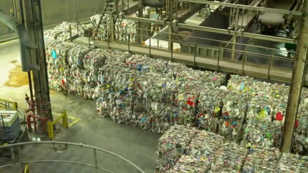 Geperst afval in een recyclinginstallatie — Stockvideo