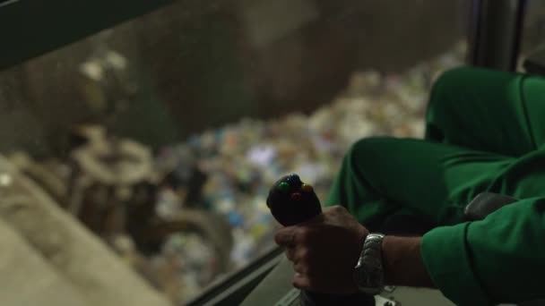 Mans mano en el joystick del manipulador en la planta de reciclaje de residuos — Vídeo de stock