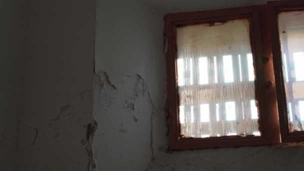 Jendela kotor dengan batang logam dalam sel penjara . — Stok Video