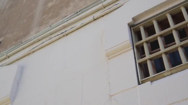 Barreaux sur la fenêtre de la cellule de la prison, vue extérieure — Video