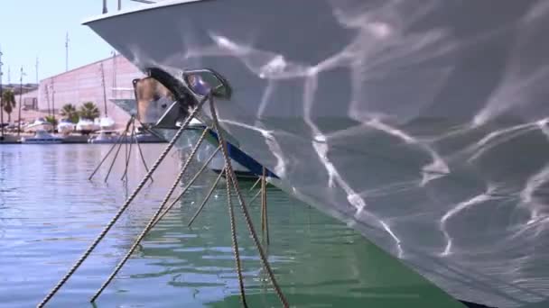 Verblinding van zeewater op de romp van het jacht — Stockvideo