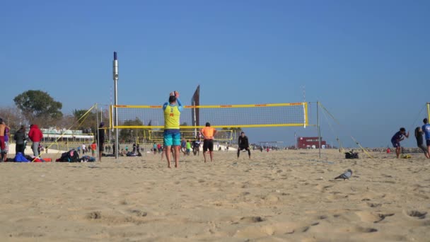 La gente juega voleibol de playa en la playa de Barcelona — Vídeo de stock