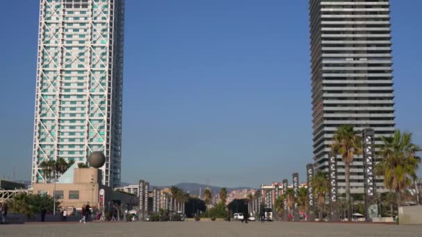 Timelapse of promenade of Barcelona in sunny weather in winter — стоковое видео