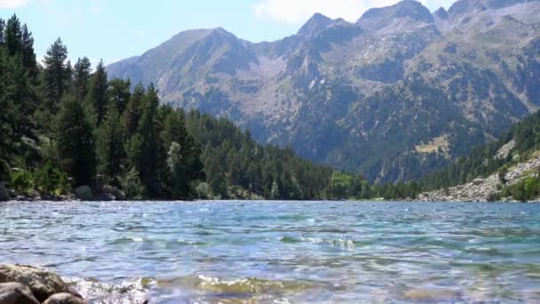 Lago de montaña con agua clara — Vídeos de Stock