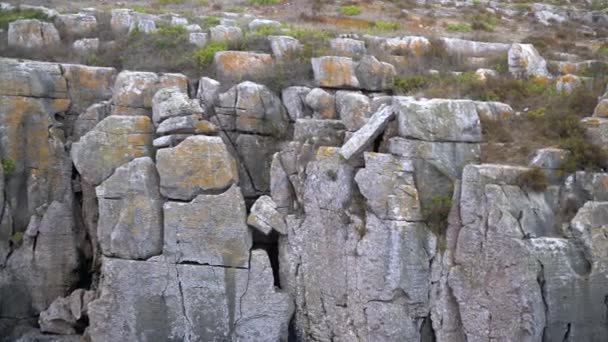 Vista panorámica del acantilado sobre el mar. piedras grises en un acantilado — Vídeo de stock