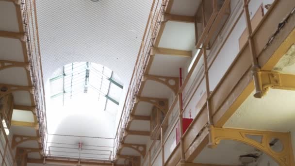 Gefängnisdach durch Stahlgitter geschützt. Balkone mit Gefängniszellentüren. — Stockvideo