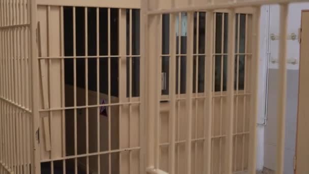 Ocelové mříže a dveře u vchodu do vězeňské chodby. kontrolní stanoviště věznice — Stock video