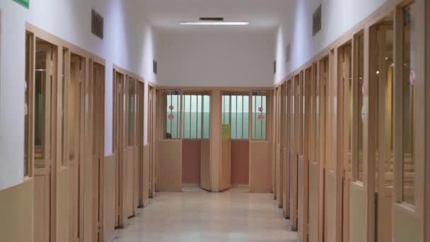 Gang met cabines voor ontmoetingen met gevangenen in de gevangenis. — Stockvideo