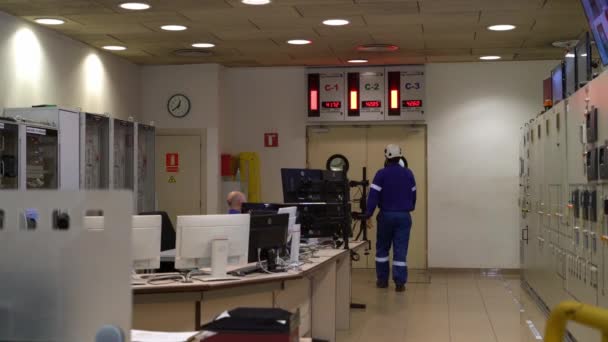 Homens na estação de controlo de uma central nuclear — Vídeo de Stock