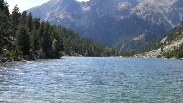 Vue panoramique sur un lac avec eau claire dans les montagnes — Video