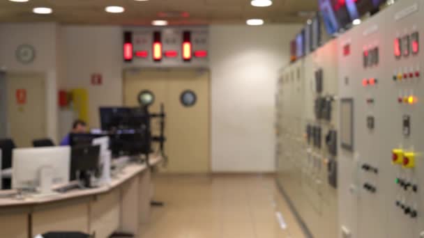 Un operatore di computer in un inceneritore davanti a molti monitor . — Video Stock