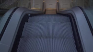 Alışveriş merkezinde, iş merkezinde ya da havaalanında insanlar olmadan yürüyen merdiven.