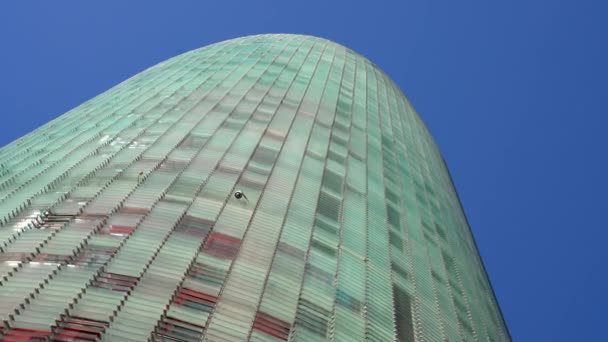 Torre Agbar torony Barcelonában, alsó nézet. — Stock videók