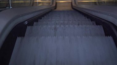 Bir alışveriş merkezinde, iş merkezinde ya da havaalanında yürüyen merdiven yavaşça hareket ediyor