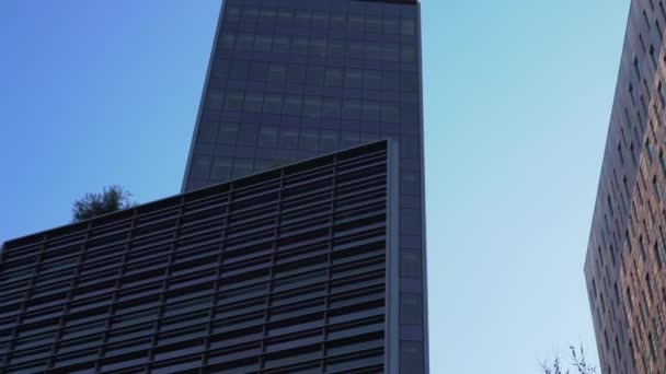 Панорамный вид на квартал с офисными зданиями. высокие бизнес-центры — стоковое видео