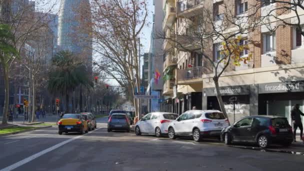 Güneşli bir günde kaldırımlı ve tramvay raylı geniş bir cadde — Stok video