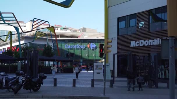 Ingresso al centro commerciale Glories a Barcellona contro il cielo ckear — Video Stock