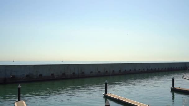 Retro zeilboten in de haven van Barcelona. panoramisch uitzicht op de zeehaven met zeilboten — Stockvideo