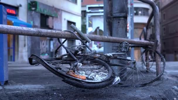 Bicicleta queimada na rua após protestos em massa. revolução e golpe de Estado — Vídeo de Stock