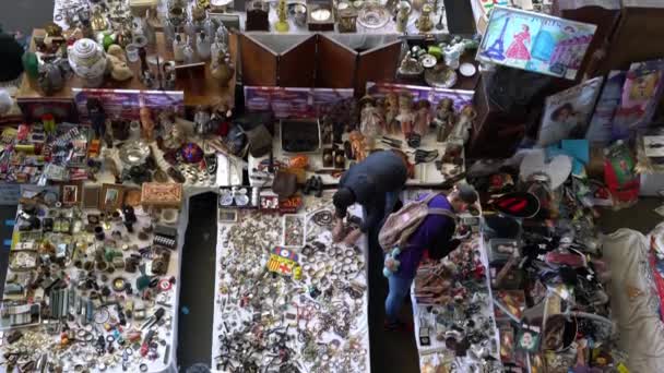 Teller met antiek. Ruil ontmoeting. Mensen kopen antieke badges in de markt, bovenaanzicht — Stockvideo