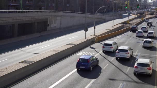 Автомобілі їдуть по широкій автостраді біля входу в місто. — стокове відео