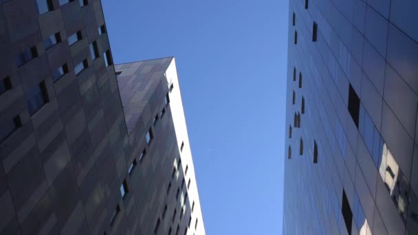 蓝色天空下的两座办公楼，从下面看. — 图库视频影像