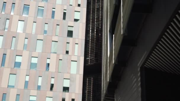 Kontor kvartal i soligt väder. Promenader mellan kontorsbyggnader — Stockvideo