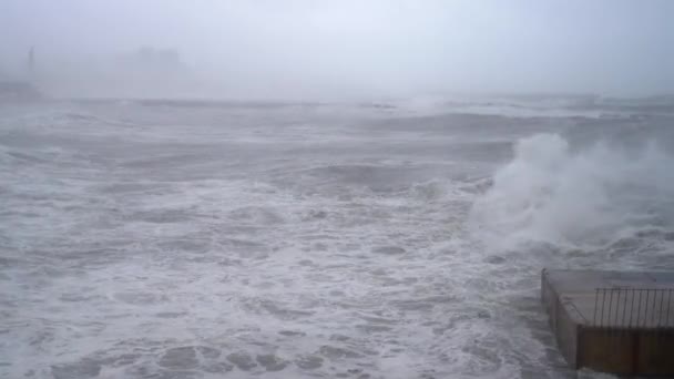 Grandes olas marinas en el muelle durante una tormenta — Vídeo de stock