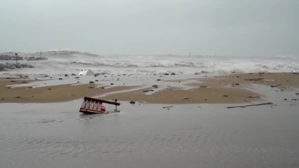 Müll, der während eines Unwetters an Land gespült wurde. Teil der zerstörten Seebrücke — Stockvideo