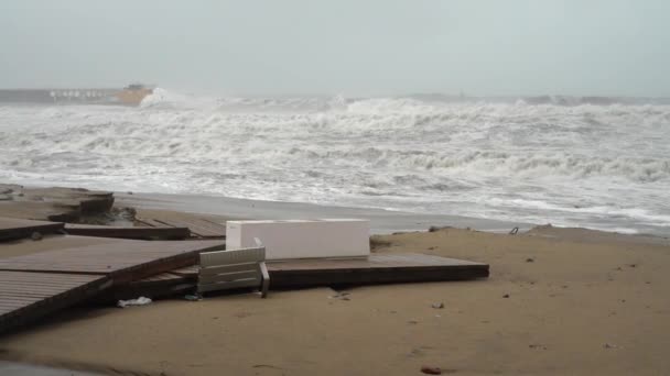 Muelle arruinado durante una tormenta en medio de grandes olas en tiempo nublado — Vídeos de Stock