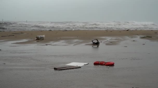 Rote Schwimmweste am Meer während eines schweren Sturms. — Stockvideo