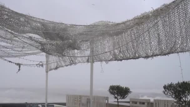 Dosel de un café de la calle, destruido durante una tormenta severa. — Vídeos de Stock