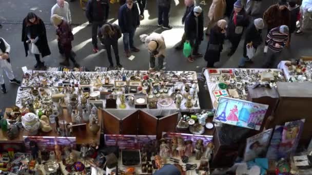 Οι άνθρωποι αγοράζουν αντίκες στην αγορά. Πώληση των αρχαιοτήτων σε μια υπαίθρια αγορά, top view — Αρχείο Βίντεο