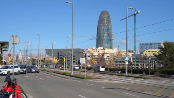 バルセロナの中心部にあるタワーAgbarとデザイン博物館のパノラマビュー — ストック動画