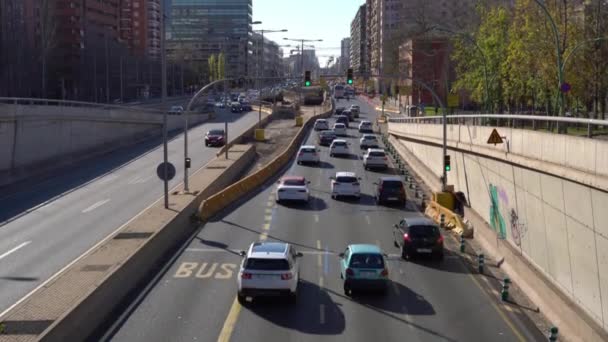 Zajęty Diagonal Avenue w Barcelonie z widokiem na wieżę Agbar — Wideo stockowe