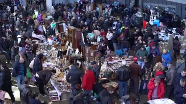 Uma multidão de pessoas no mercado caminha entre os balcões — Vídeo de Stock