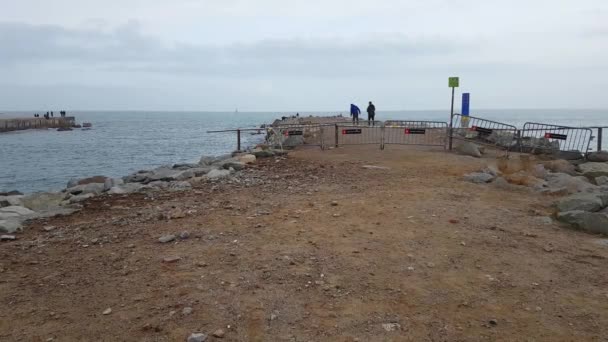 바르셀로나는 허리케인이 지나간 다음 날 해변이다. 자연재해의 결과 — 비디오