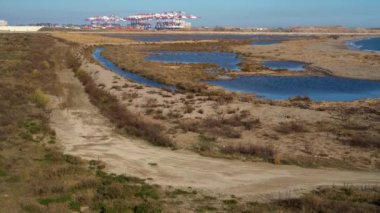 Arka plandaki yükleyiciler ve vinçler deniz suyuyla doldu.
