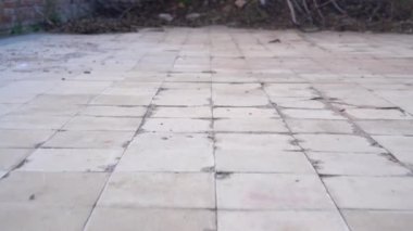 Savaş sırasında bir hastanenin beyaz döşemesi tahrip edilmiş..