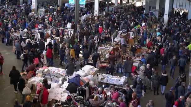 Uma multidão de pessoas no mercado caminha entre os balcões — Vídeo de Stock